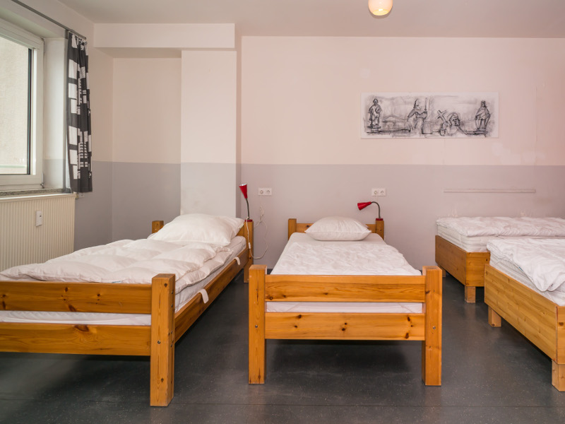 https://www.babelfish-hostel.de/media/Galeryrooms/013 four bed room.jpg